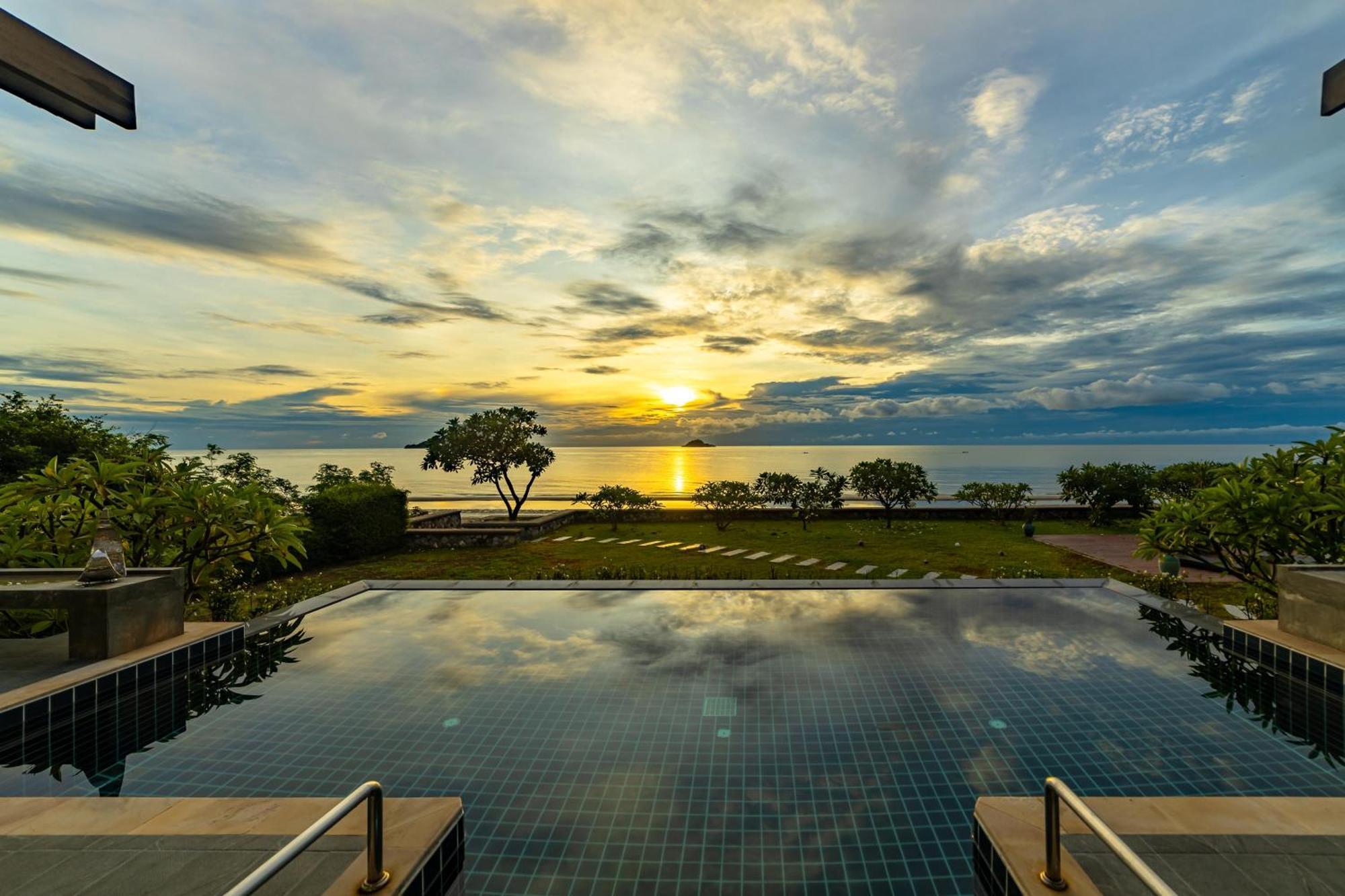 Beachfront Modern 4 Bedroom Pool Villa - Rv Хуа Хин Экстерьер фото